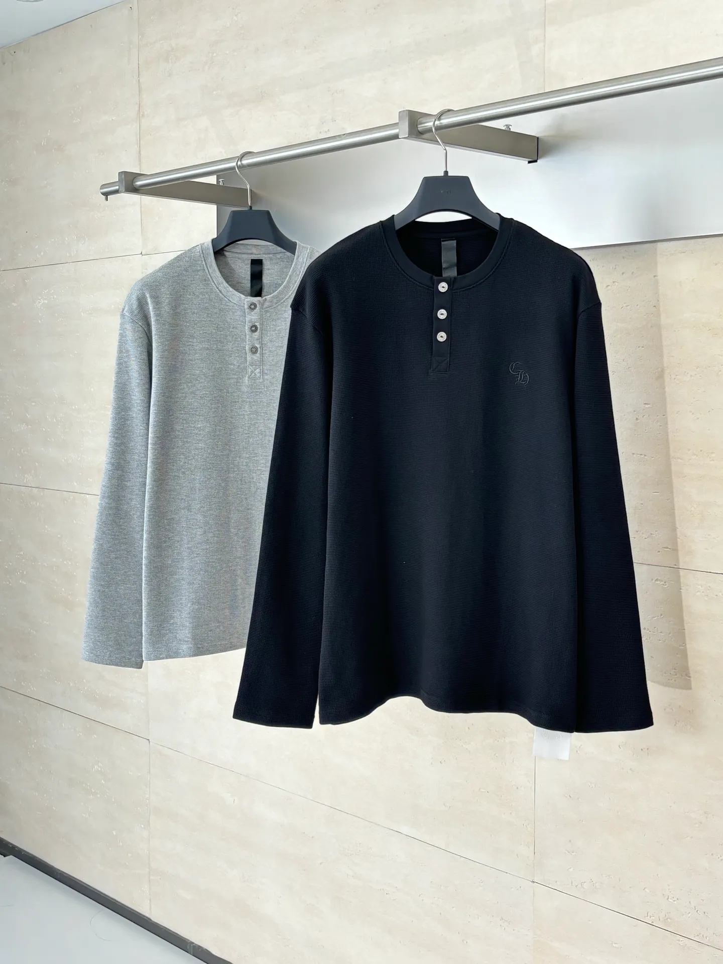 P380 Chrome Heart*/Chrome Heart CH Sanskrit Henry Collar Waffle Sweatshirt. The fabric is made of 350g cotton waffle double-layer material before washing. The embroidery is made of Tajima embroidery machine imported from Japan. The silver buckle is made of antique copper and real silver (the material has reached 300+ quality in the market). The collar leather label is still made of genuine imported lambskin. A lot of effort has been put into the fabric, hardware and craftsmanship. The top quality in the market. The industry benchmark is only owned by a few people. Size: S/M/L